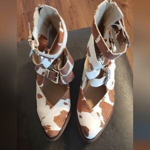 Stylish Brown & Cream Cow Girl Ankle Boots w/Straps. Size 7. Arider.  NWT